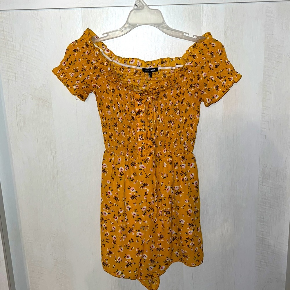Women’s Yellow Floral Off the Shoulder Ruched Romper. Size SMALL